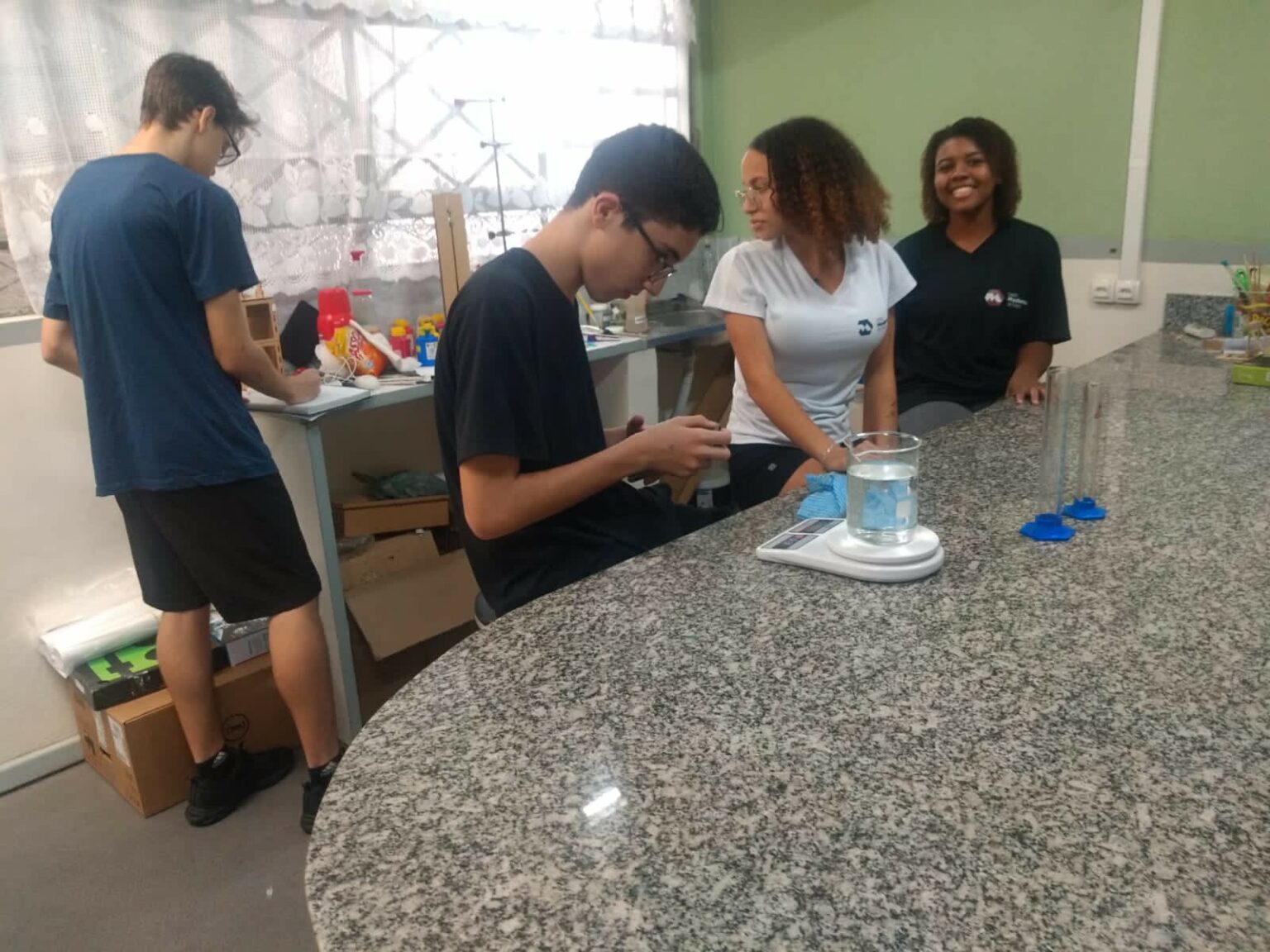 Atividades no laboratório de Química. - Centro Moderno de Ensino